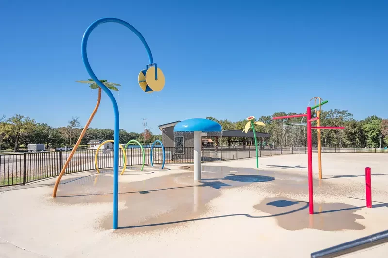 outdoor splash pad at twin lakes resort