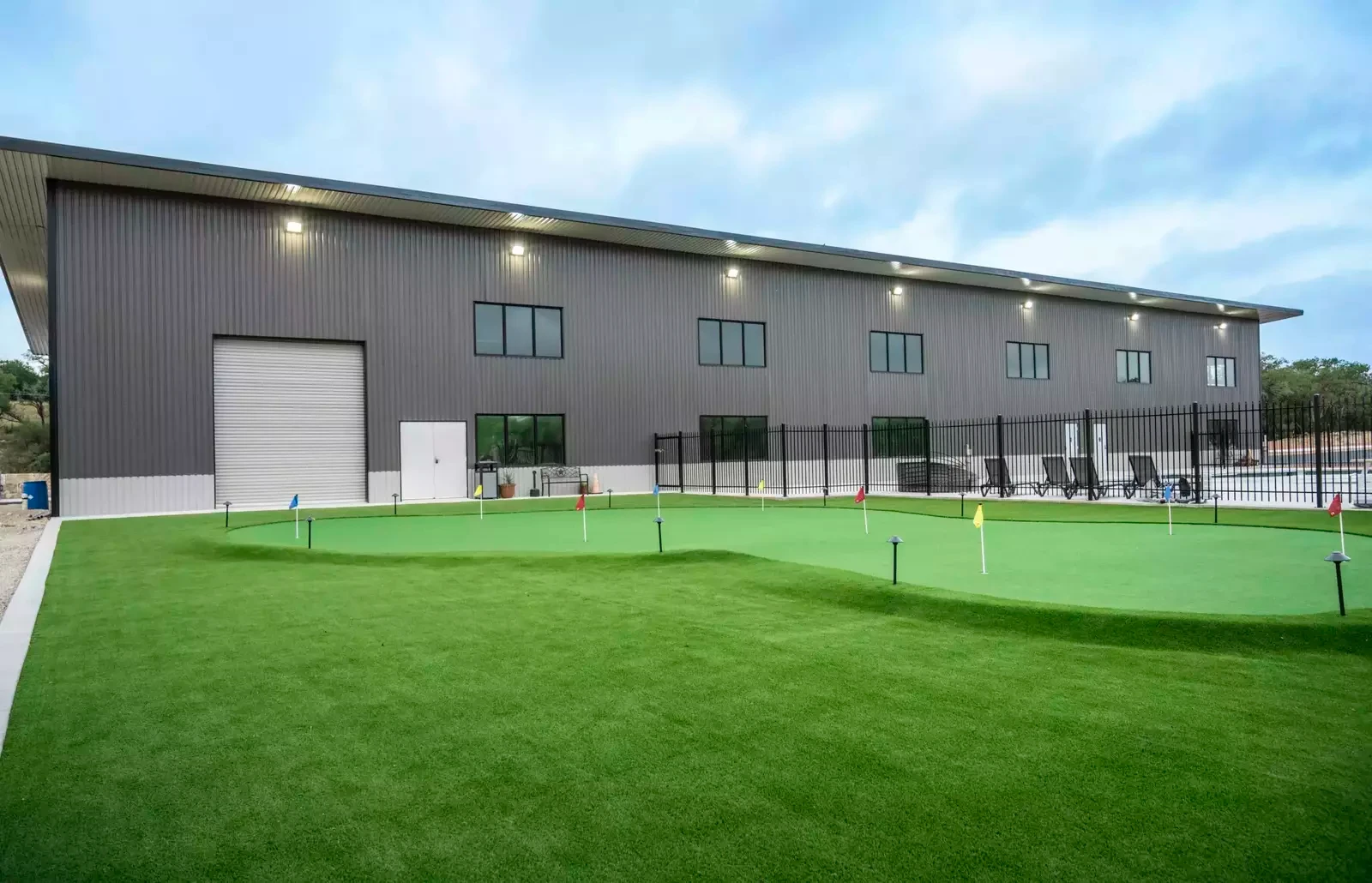 putting green at riverwalk resort